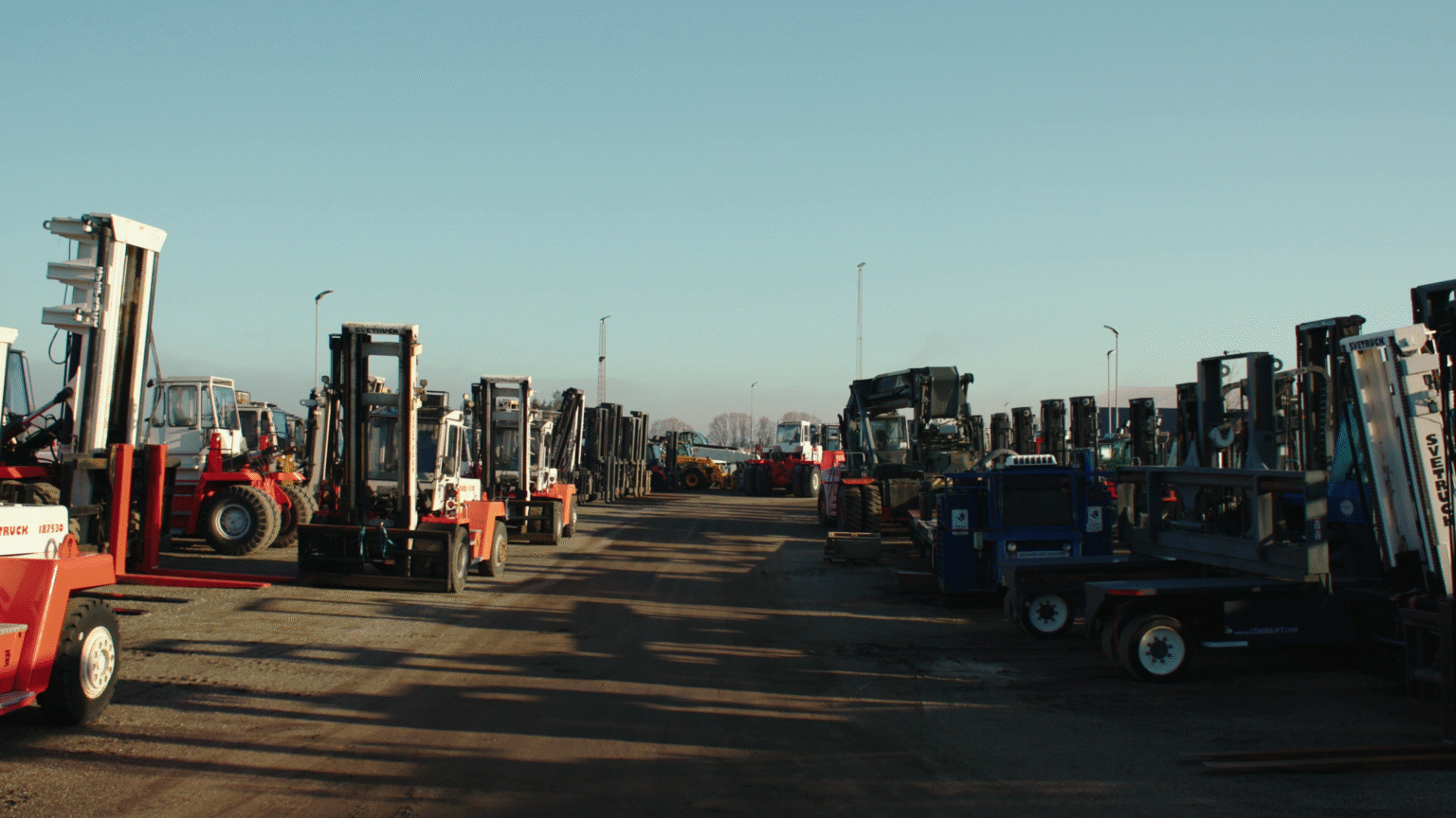 Innovationen und Vielseitigkeit von Reachstackern in der modernen Industrie