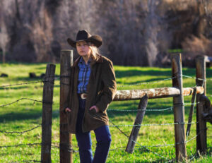 Wie kleidet man sich wie Beth Dutton in Yellowstone? Beth Dutton in Yellowstone