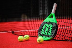 Aufschwung der Padel-Welle: Warum Padelschläger jetzt in jedem Sportgeschäft zu finden sind