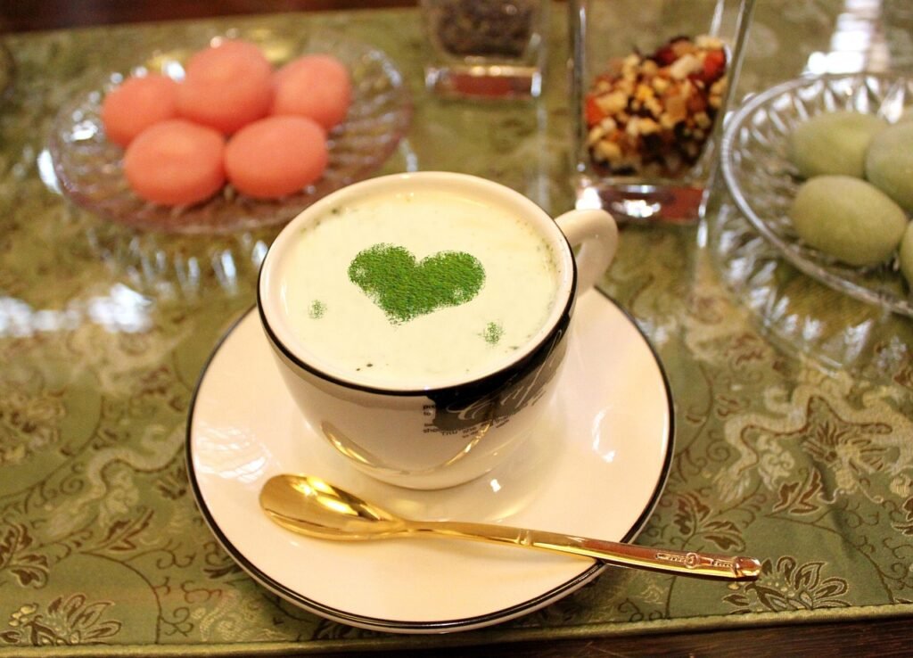 Vom Nischenprodukt zum Massentrend: Der Matcha-Boom im Überblick Vom Nischenprodukt zum Massentrend: Der Matcha-Boom im Überblick